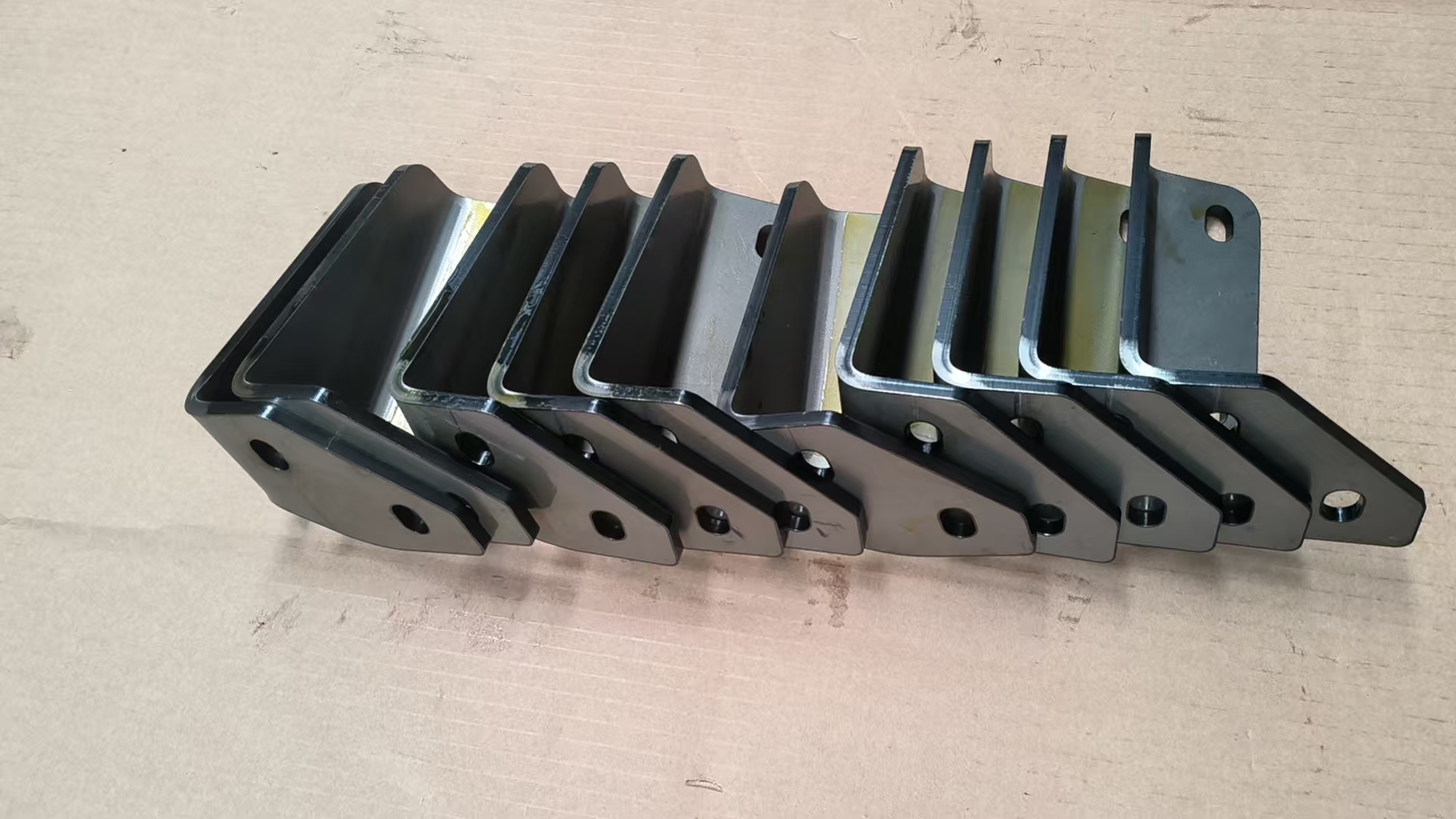 MTU16V2000牢靠板(位于涡轮增压器/废气弯管上)X53614100008